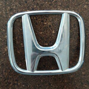 HONDA Trunk Rear Emblem Civic Sedan 2006-2001 75701-SNA-003   Rear deck lid trun